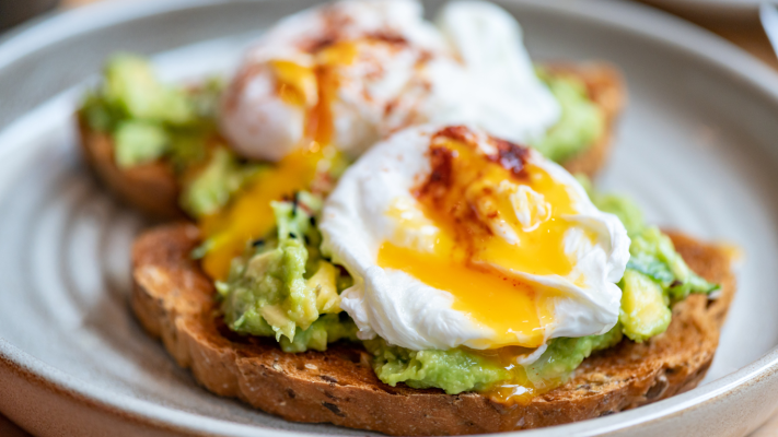 Healthy poached eggs on wholegrain toast, a heart-friendly breakfast recommended by Gold Coast dietitians